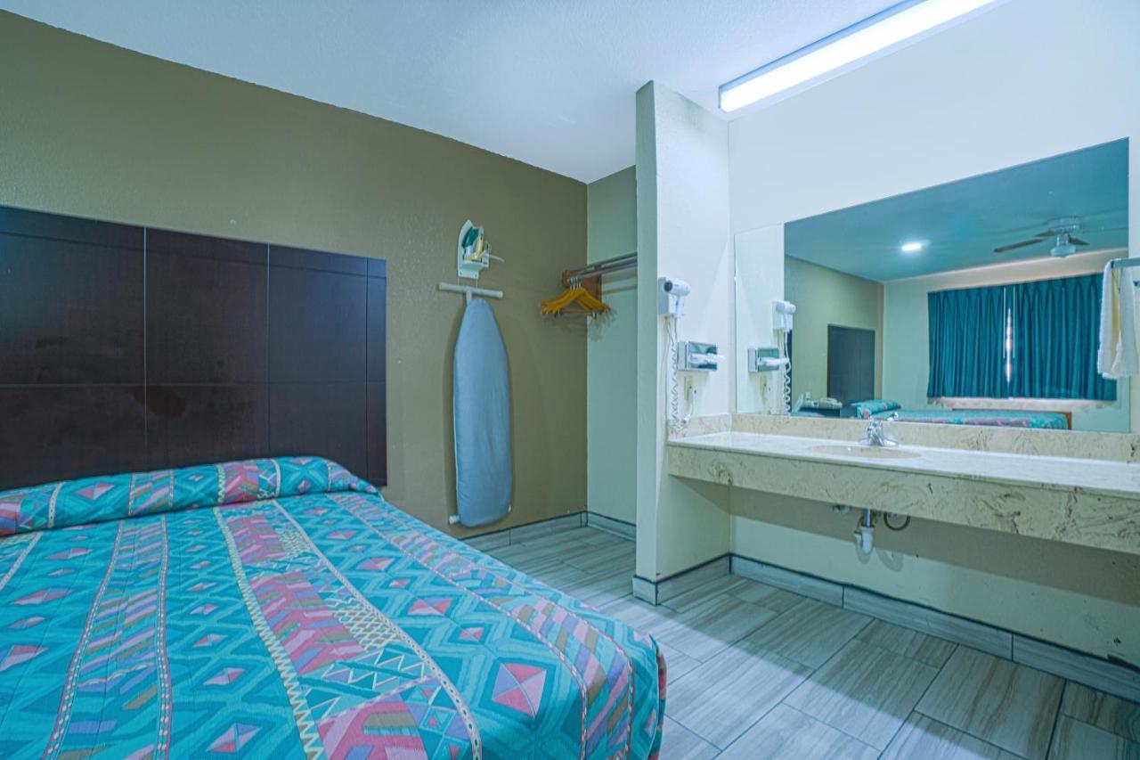 Texas Inn San Benito Near Harlingen ภายนอก รูปภาพ