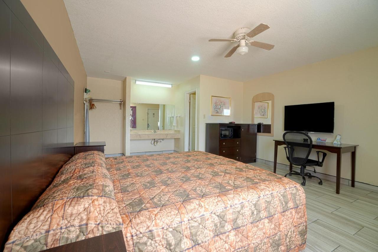 Texas Inn San Benito Near Harlingen ภายนอก รูปภาพ