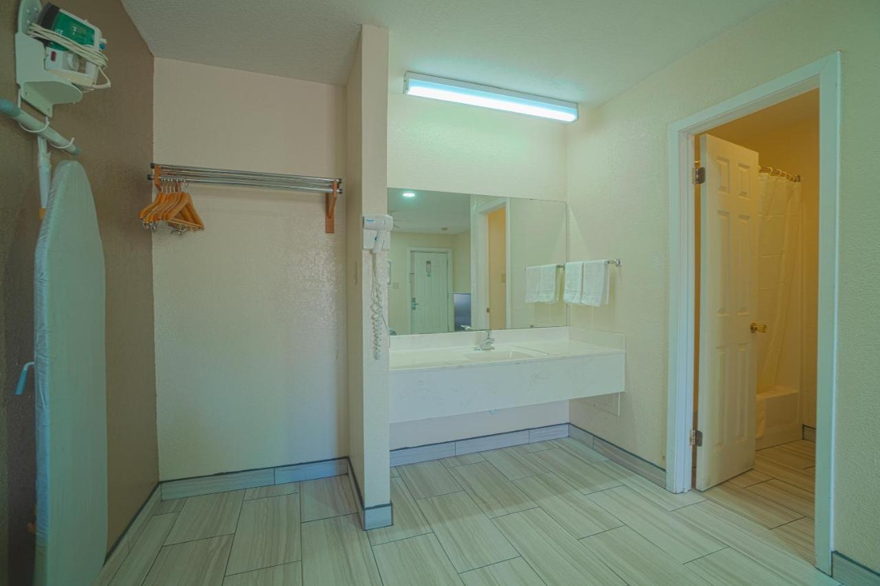 Texas Inn San Benito Near Harlingen ภายนอก รูปภาพ